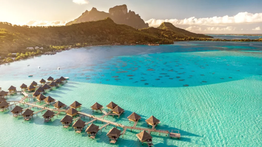 Vista de Matira Beach em Bora Bora, com uma longa faixa de areia branca e águas cristalinas, ideal para relaxar e desfrutar de tranquilidade e privacidade.