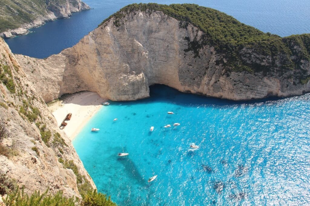 Vista de uma praia paradisíaca com águas cristalinas e areia branca, ideal para relaxar e recarregar as energias.