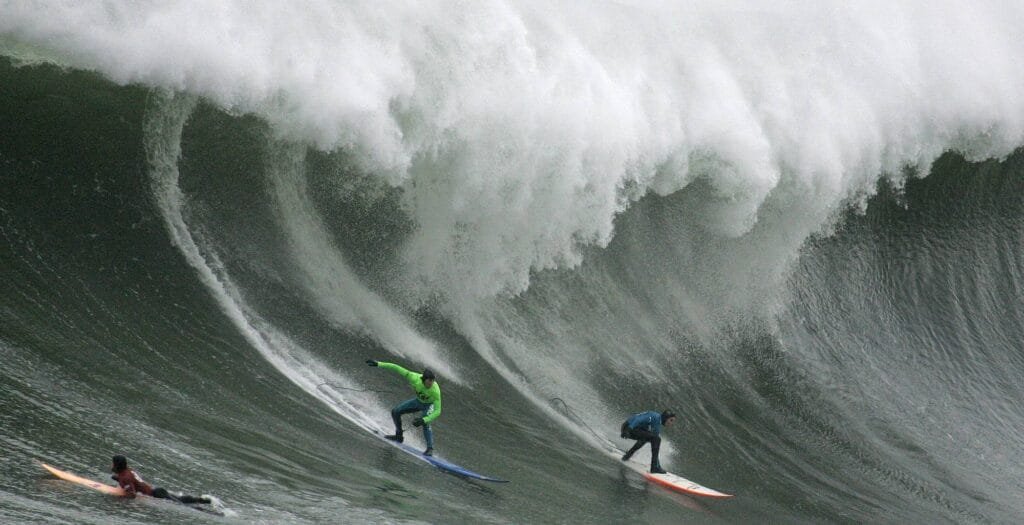 Surfista enfrentando ondas gigantes em Mavericks, Califórnia