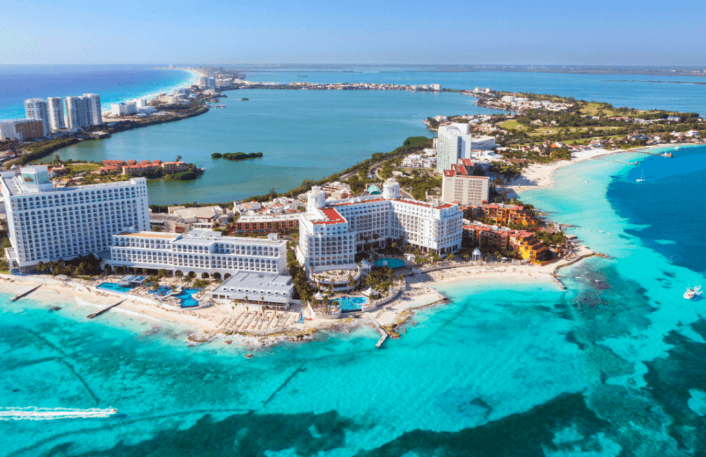 Vista panorâmica de Tulum na Península de Yucatán, México, com ruínas maias e praias de águas turquesas.