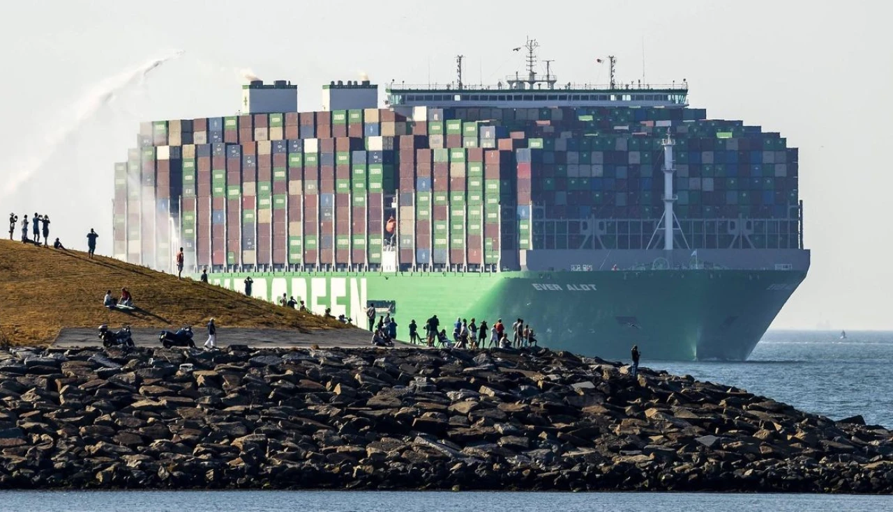 Ever Alot: O Maior Navio Porta-Contêiner do Mundo