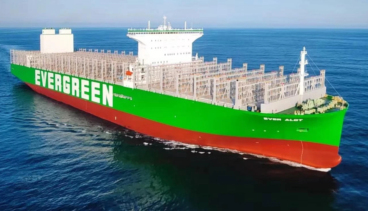 Ever Alot: O Maior Navio Porta-Contêiner do Mundo