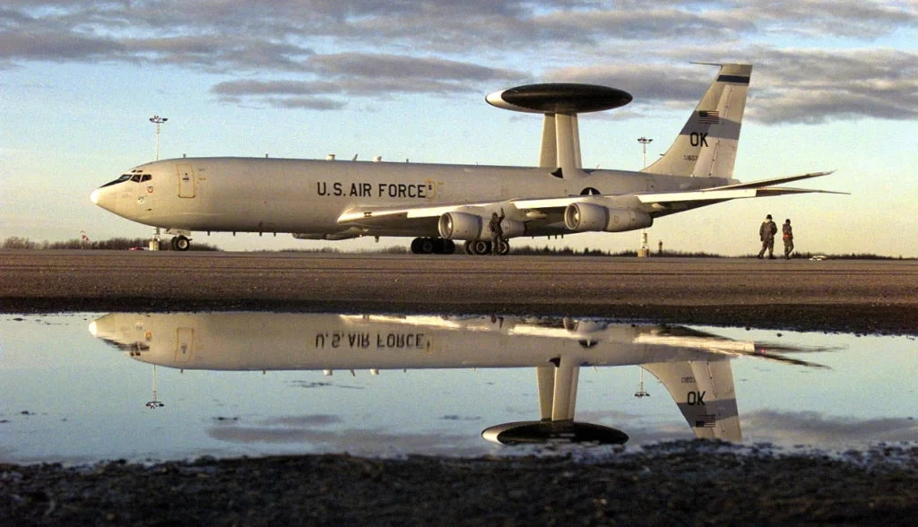 Por Dentro do E-3 Sentry: O Avião que Vê 400 km Além do Horizonte