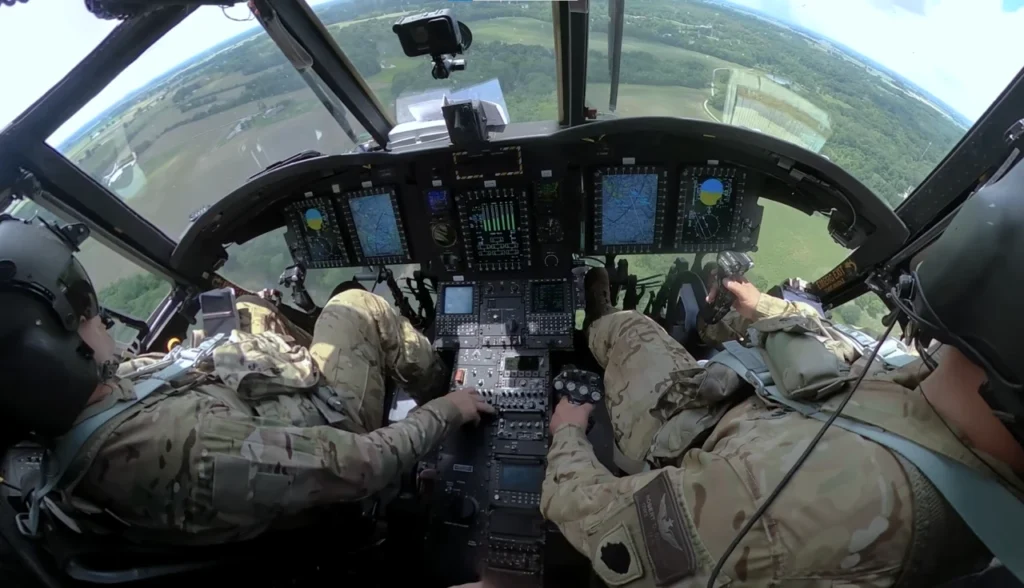 CH-47 Chinook, helicóptero militar, transporte pesado, Boeing Defense, aeromobilidade, operações especiais MH-47