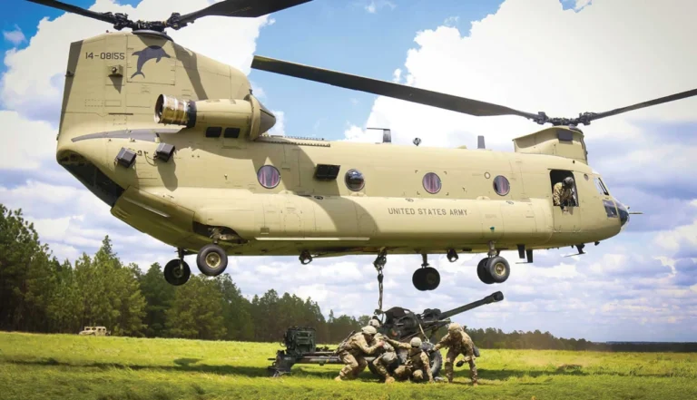CH-47 Chinook, helicóptero militar, transporte pesado, Boeing Defense, aeromobilidade, operações especiais MH-47