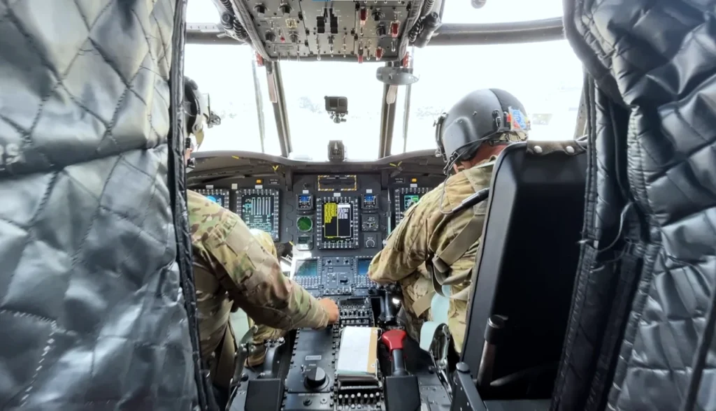 CH-47 Chinook, helicóptero militar, transporte pesado, Boeing Defense, aeromobilidade, operações especiais MH-47