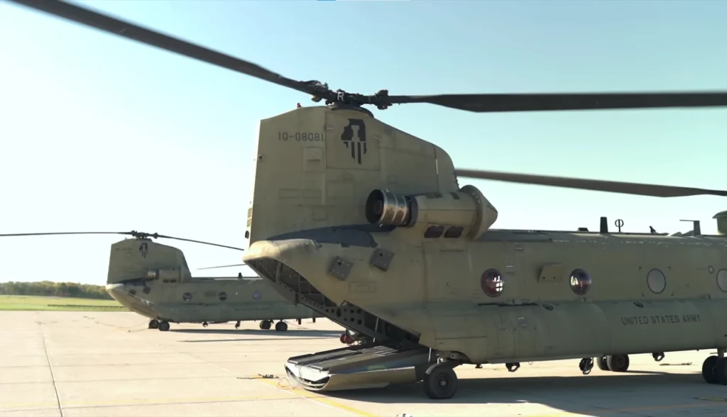 CH-47 Chinook, helicóptero militar, transporte pesado, Boeing Defense, aeromobilidade, operações especiais MH-47