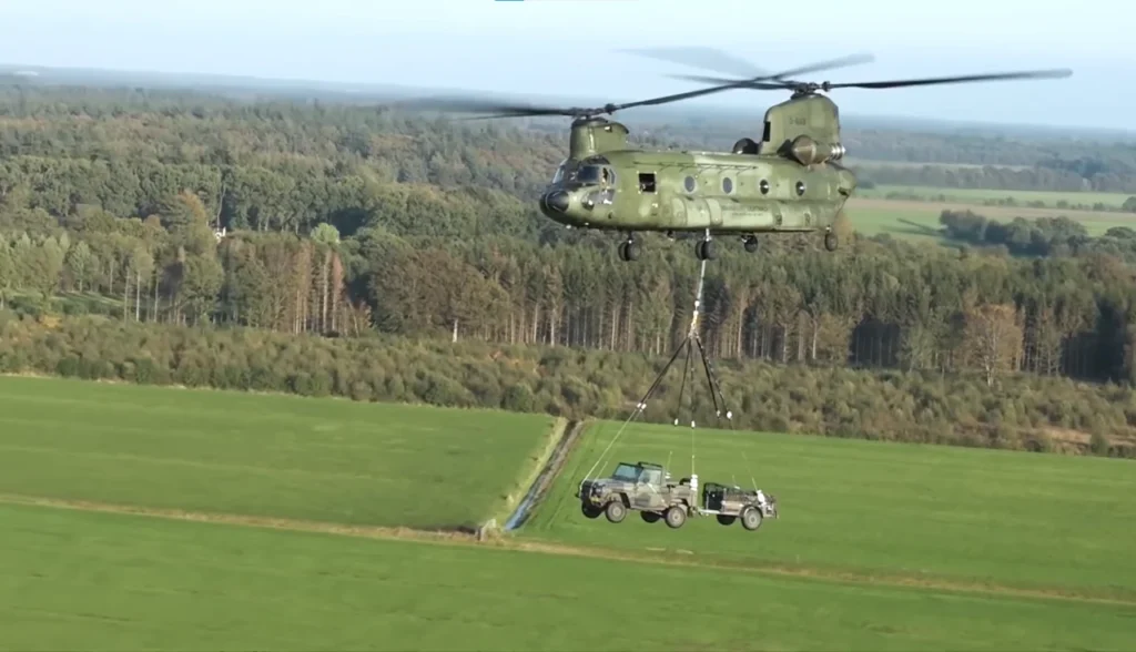 CH-47 Chinook, helicóptero militar, transporte pesado, Boeing Defense, aeromobilidade, operações especiais MH-47