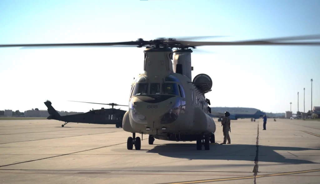 CH-47 Chinook, helicóptero militar, transporte pesado, Boeing Defense, aeromobilidade, operações especiais MH-47