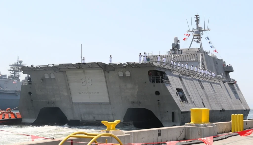 USS Savannah LCS-28: A Fragata Trimarã de 47 Nós que Revoluciona a Guerra Costeira