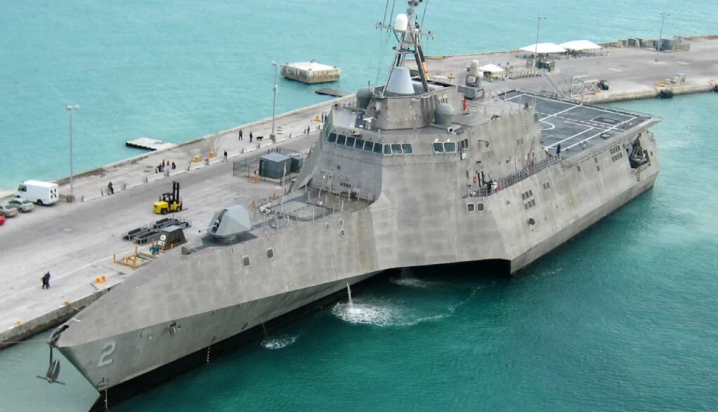 USS Savannah LCS-28: A Fragata Trimarã de 47 Nós que Revoluciona a Guerra Costeira