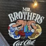 Barbearia em Tóquio utiliza estética inspirada nos irmãos Mario em fachada