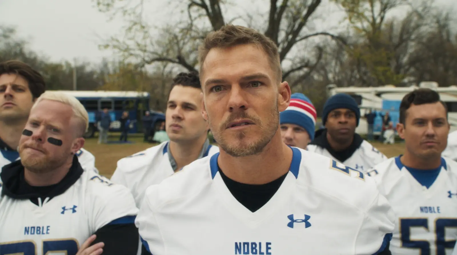 Comédia esportiva com Alan Ritchson está disponível gratuitamente no Youtube
