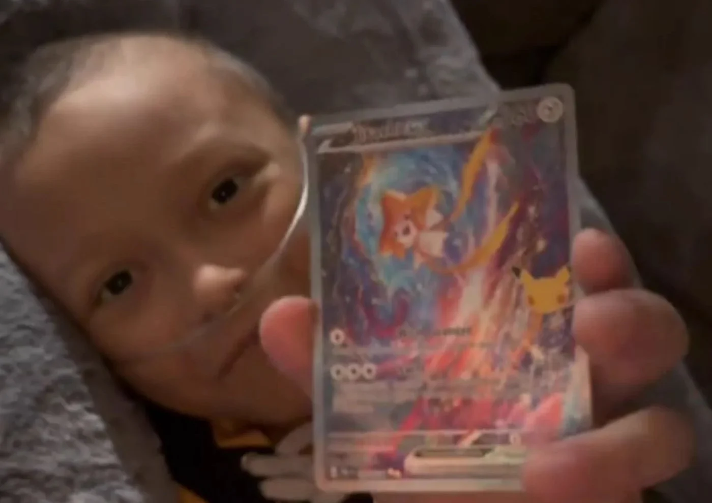 Família repudia uso da imagem de criança falecida em venda de cartas Pokémon