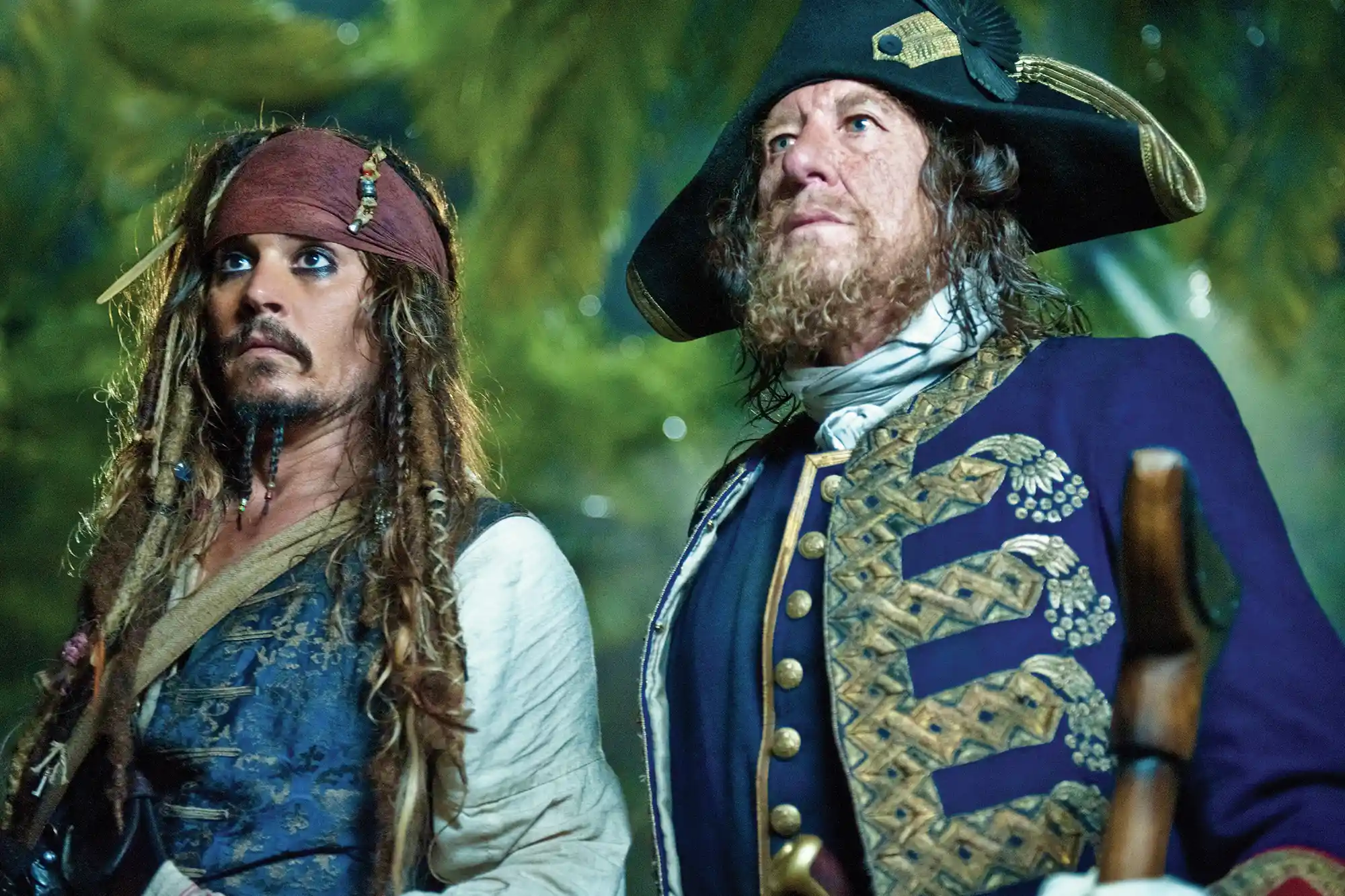 Geoffrey Rush impõe condição para retornar ao papel de Capitão Barbossa na franquia Piratas