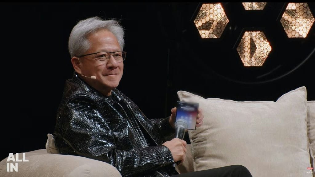 Jensen Huang e Donald Trump alinham discurso contra críticas ao desenvolvimento de inteligência artificial