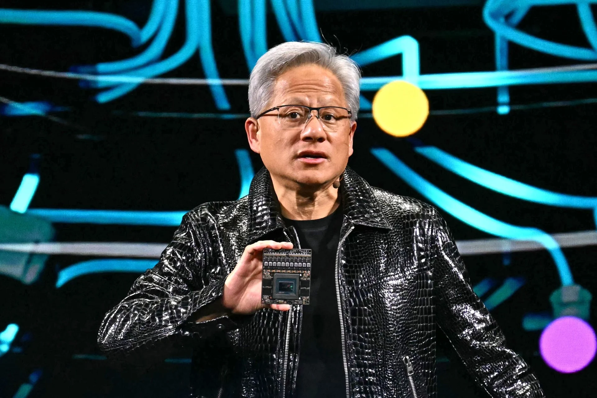 Nvidia e Donald Trump minimizam riscos da inteligência artificial em meio à queda de ações